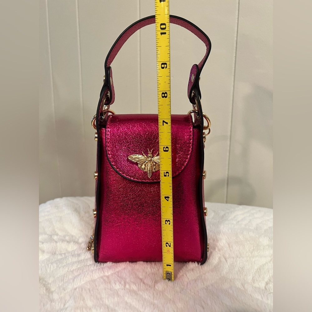 🆕🔥🩷Metallic Pink Crossbody Bag with Gold Bee 🐝 , Chain, Accents - Picture 6 of 7